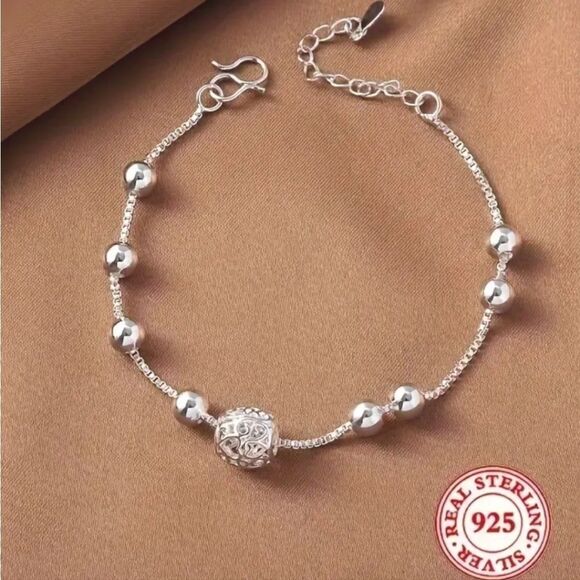 Elegant 925 sterling silver charm bracelet. - Picture 1 of 6